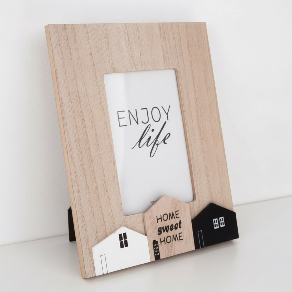 Dřevěný fotorámeček s domečky na výšku 10 × 15 cm